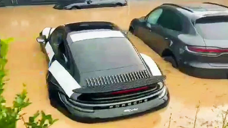 Καταστροφή σε αντιπροσωπεία της Porsche στη Γερμανία